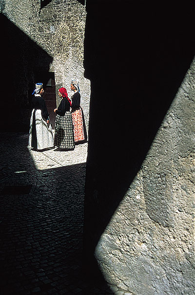 claudio-marcozzi-women-talking-in-strong-sunlight-and-shadow.jpg