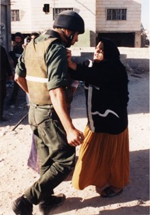 paelestinian-woman-israeli-soldier-noel-jabbour
